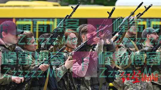 商场、夜店、加油站,乌不分场合“招兵买马” 当地人:面临刑事指控也比去前线好