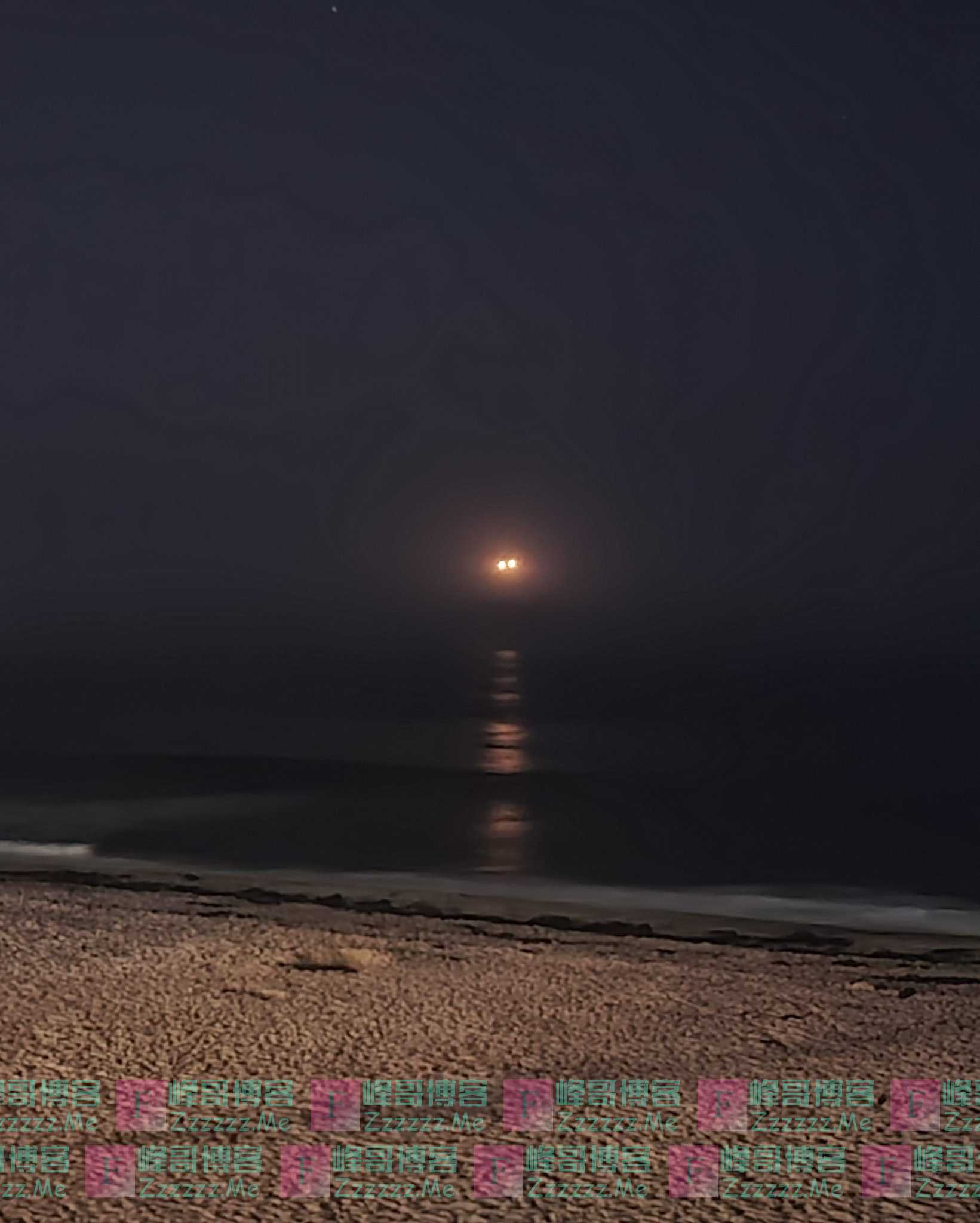 美国西海岸上空出现神秘光点 画面曝光：悬浮不动 持续1小时