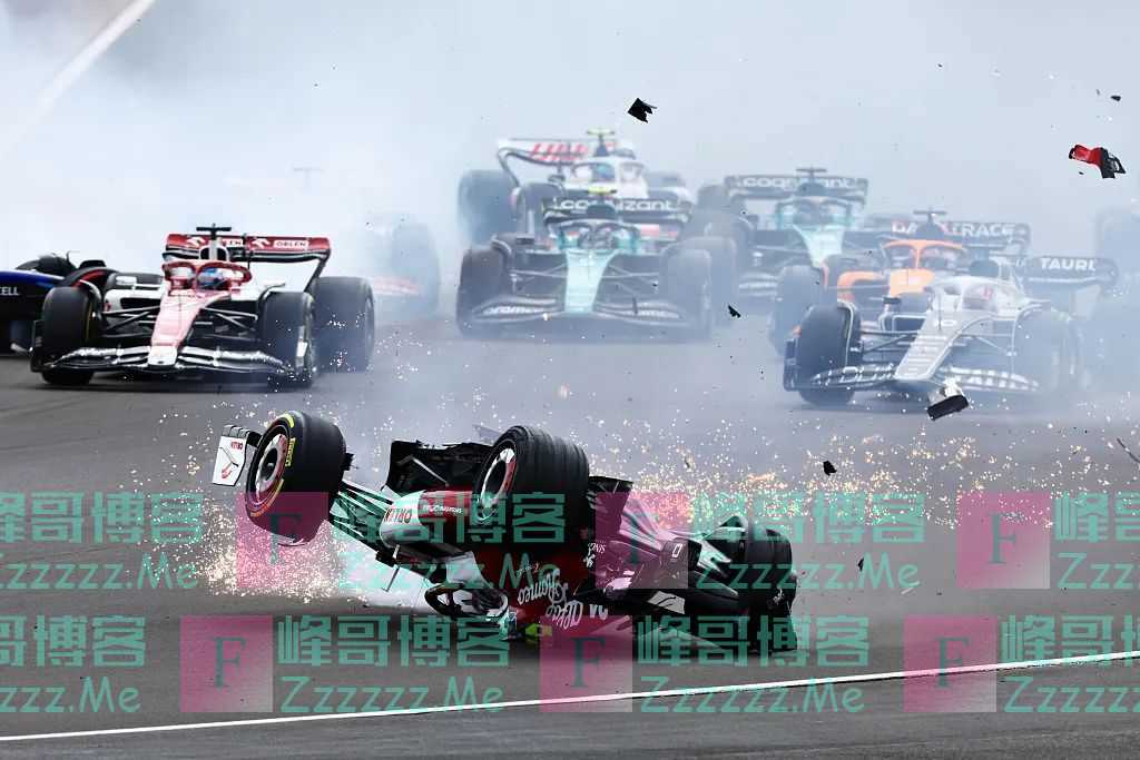 惊险!中国F1车手周冠宇遭遇严重事故,赛车被撞飞、翻滚、倒扣滑行!车队:周冠宇目前意识清醒