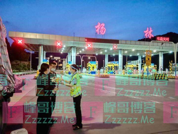 连续行驶150多公里，这辆车在高速上“中暑”了，轮胎飘出一股烧焦味