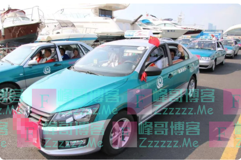 女子骑车被撞倒,8个小时不下出租车,车身充满不明液体