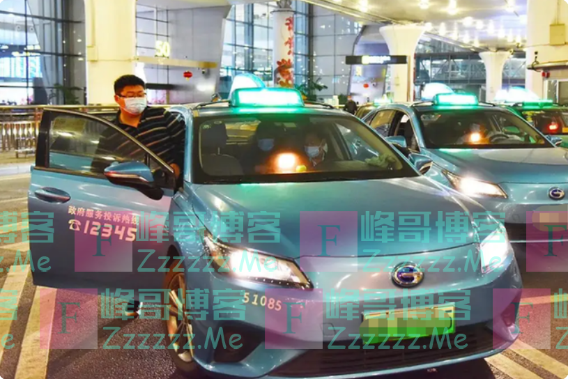 女子骑车被撞倒，8个小时不下出租车，车身充满不明液体