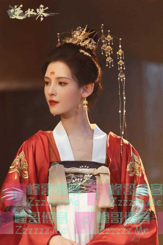 张予曦穿上“汉服”，仿佛穿越回了古代，像是端庄高贵的公主