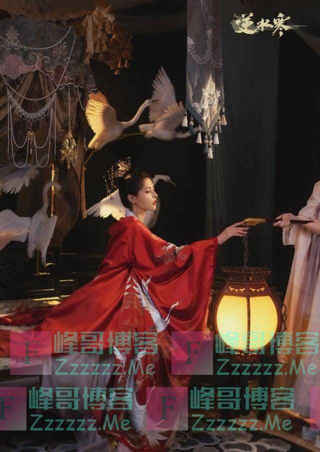 张予曦穿上“汉服”，仿佛穿越回了古代，像是端庄高贵的公主