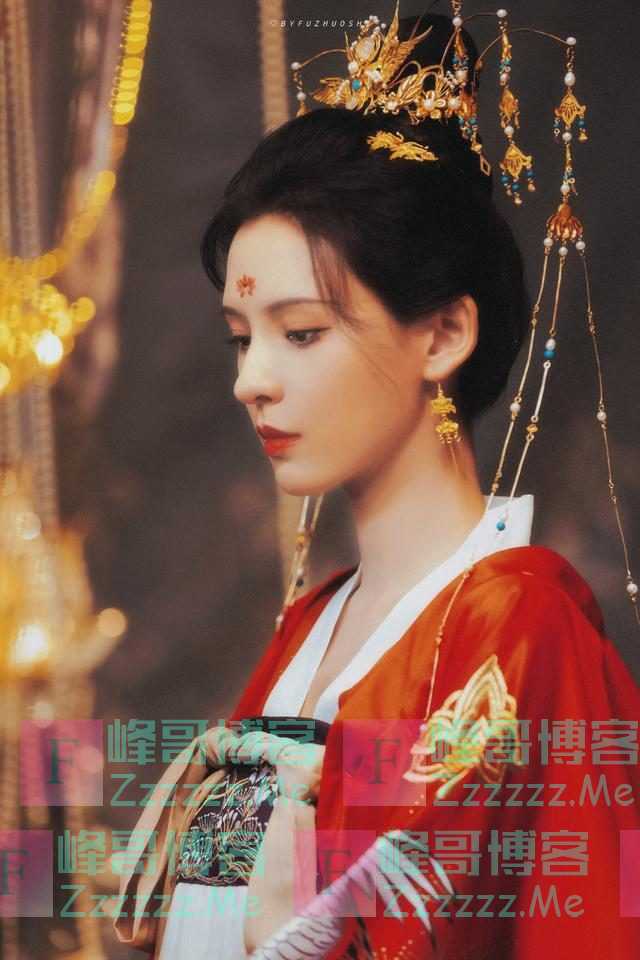 张予曦穿上“汉服”，仿佛穿越回了古代，像是端庄高贵的公主
