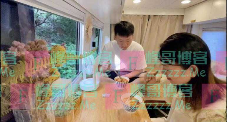 “房车情侣”回应：每月省3300元，每天省3小时通勤，5年后可能回到出租屋或换更大的房车