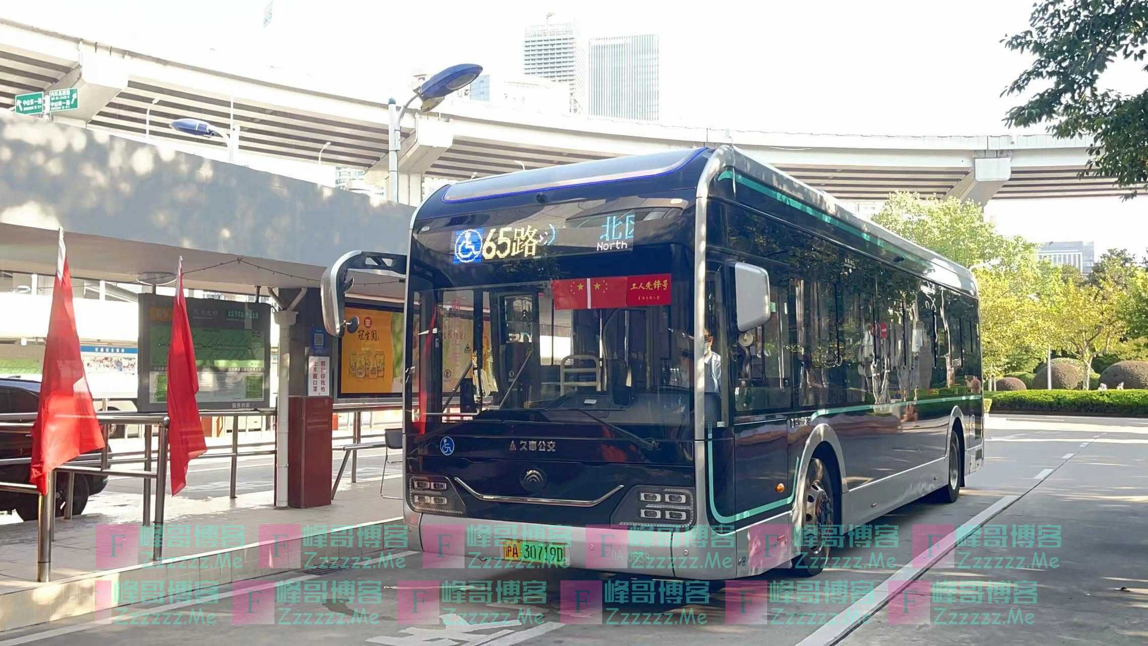 每年国庆都在岗位上度过，这位公交司机说，看到国旗就浑身是劲