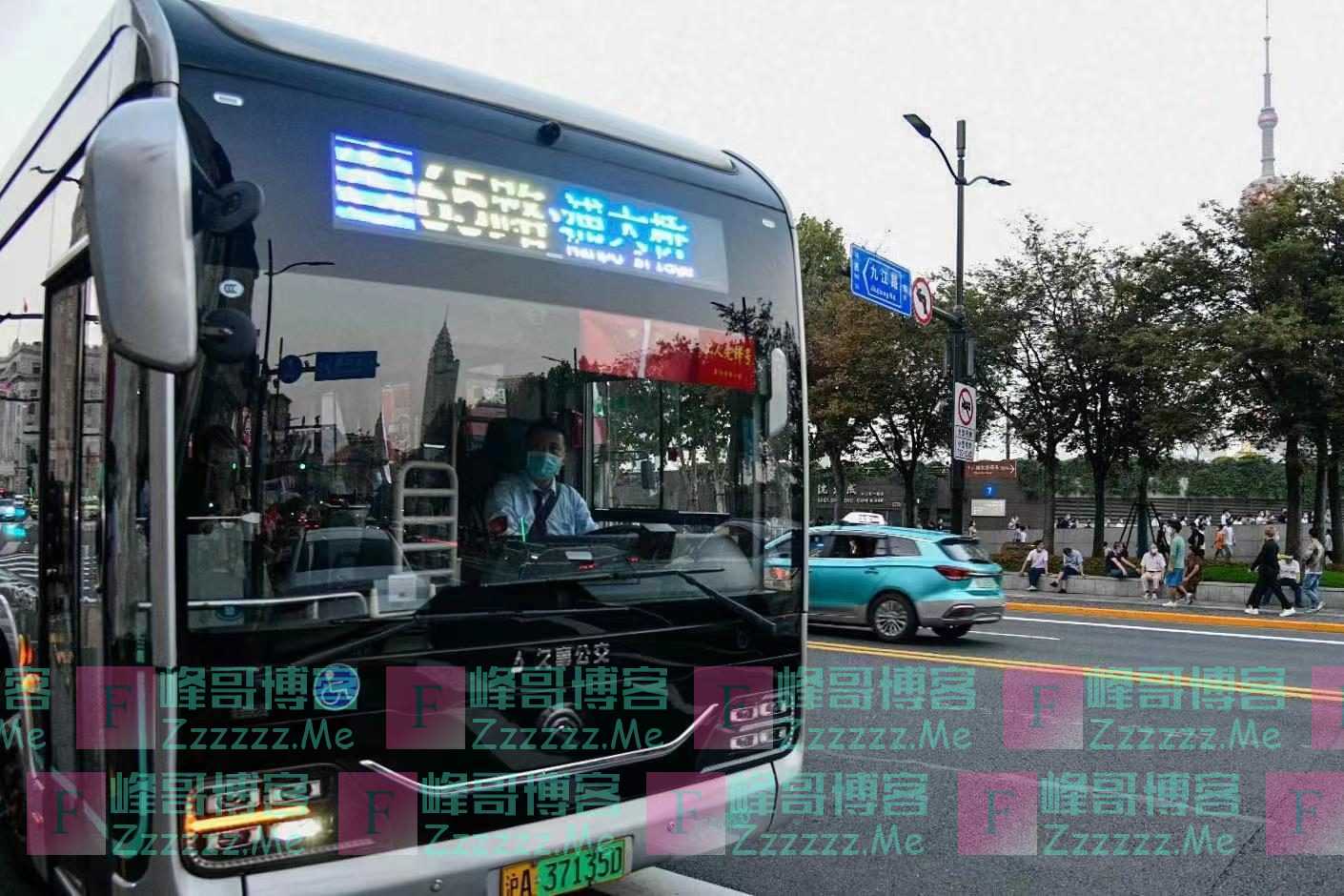 每年国庆都在岗位上度过,这位公交司机说,看到国旗就浑身是劲