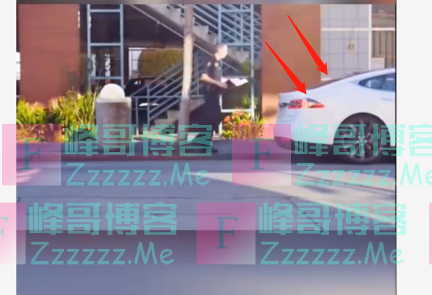 男子发明特斯拉自动驾驶新玩法，交警追着贴罚单，次次都失败