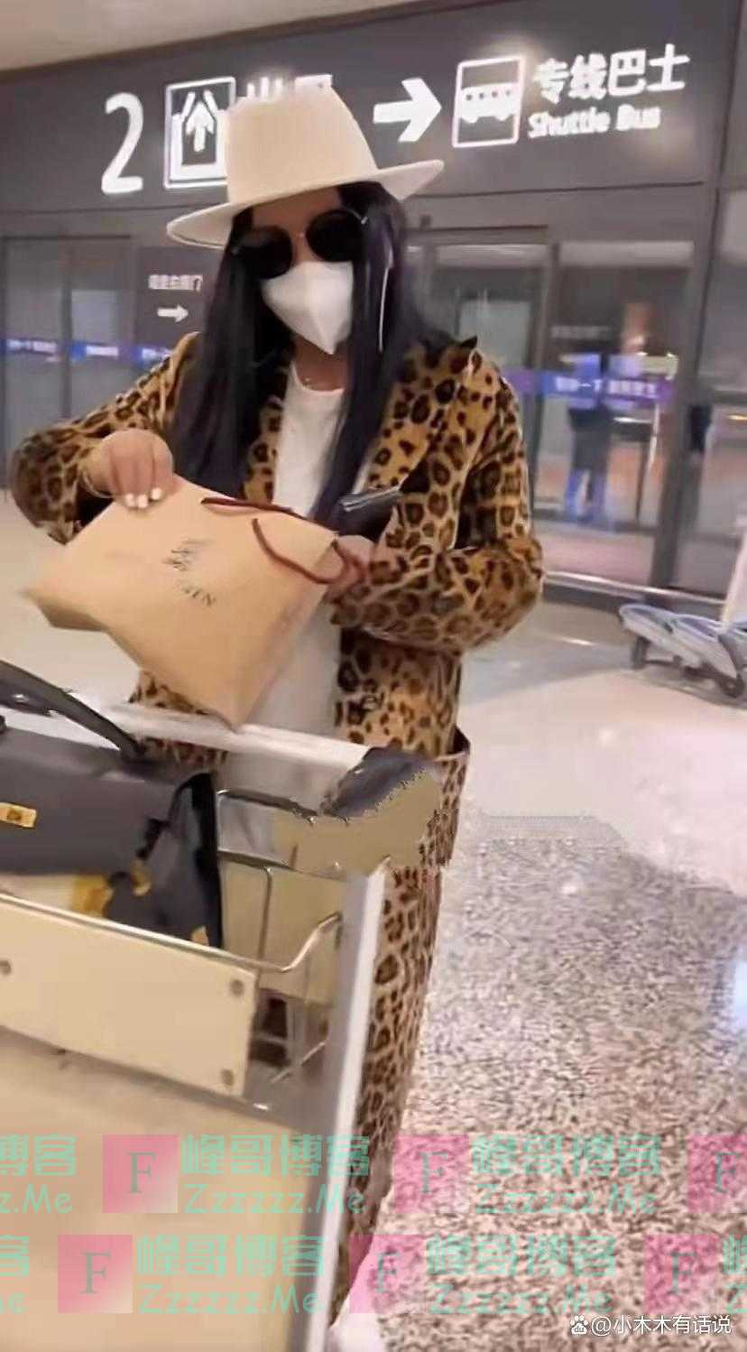 50岁张惠妹穿11万豹纹大衣现身，复胖严重，自曝会莫名其妙大哭