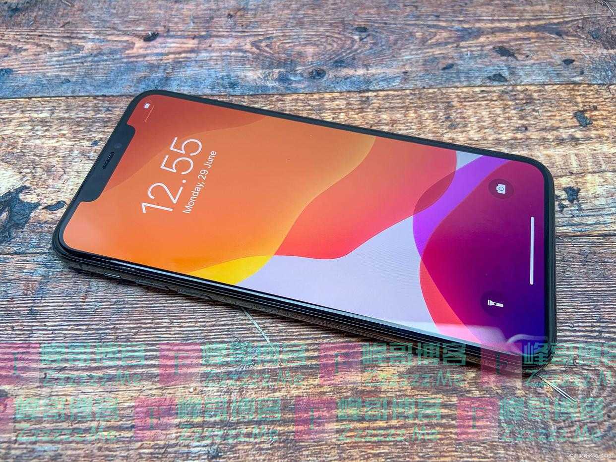 来看看小米13系列怎么样，配置进行了极大的升级，外观更漂亮