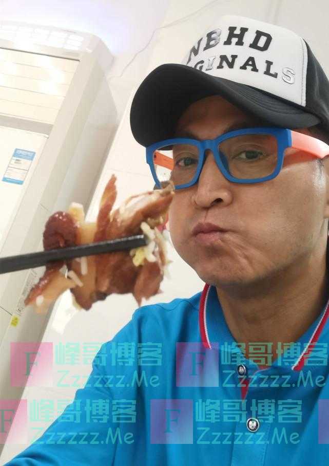 节俭还是小气?62岁何家劲工厂食堂请客,招待朋友吃两荤两素一汤