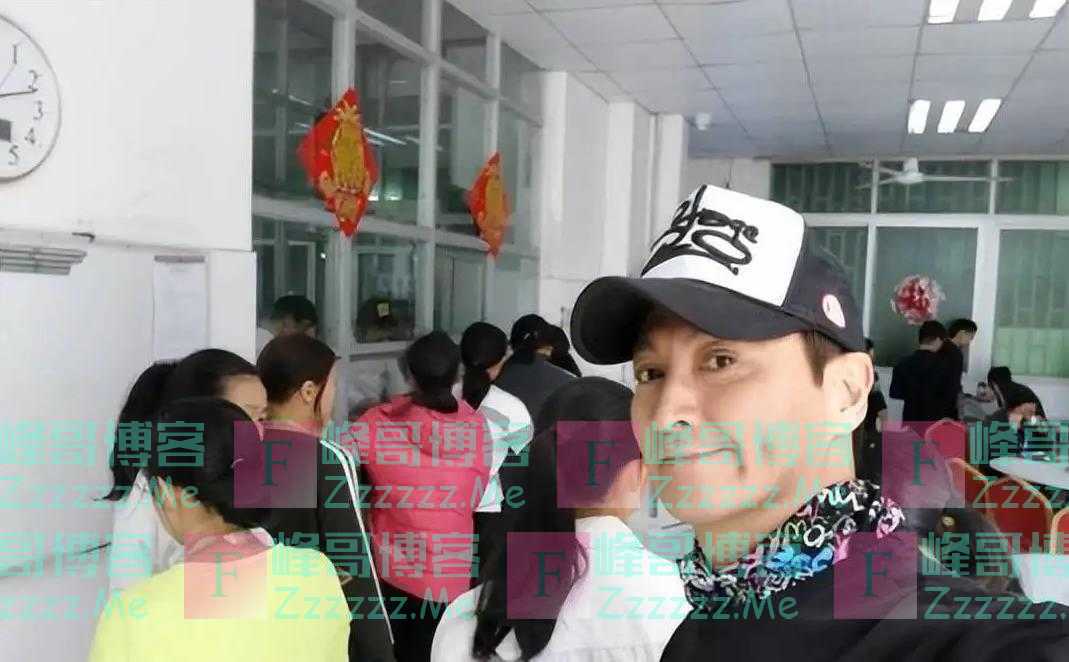 节俭还是小气?62岁何家劲工厂食堂请客,招待朋友吃两荤两素一汤