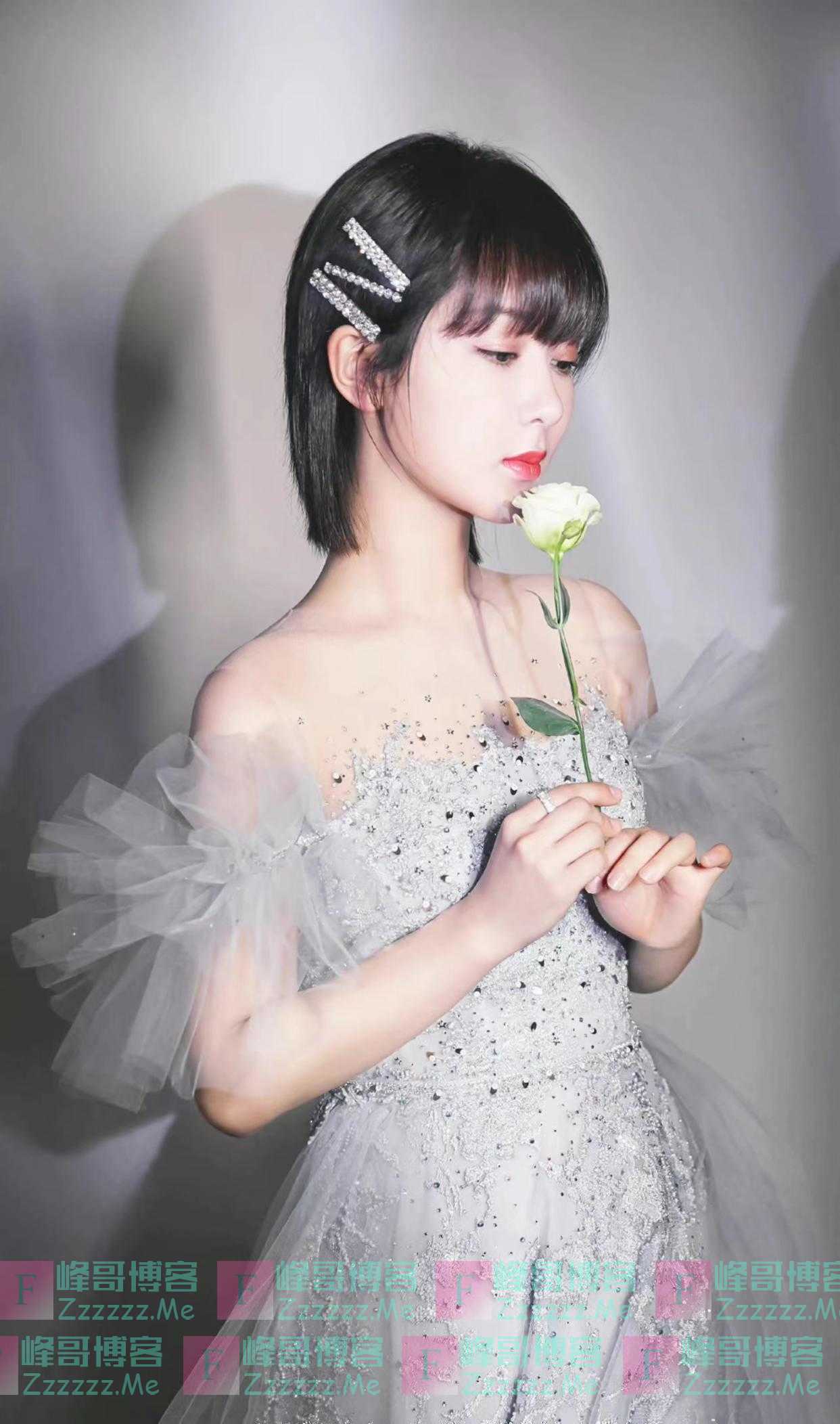 杨紫终于换发型，及腰长发更显气质，穿白色套装优雅又大方