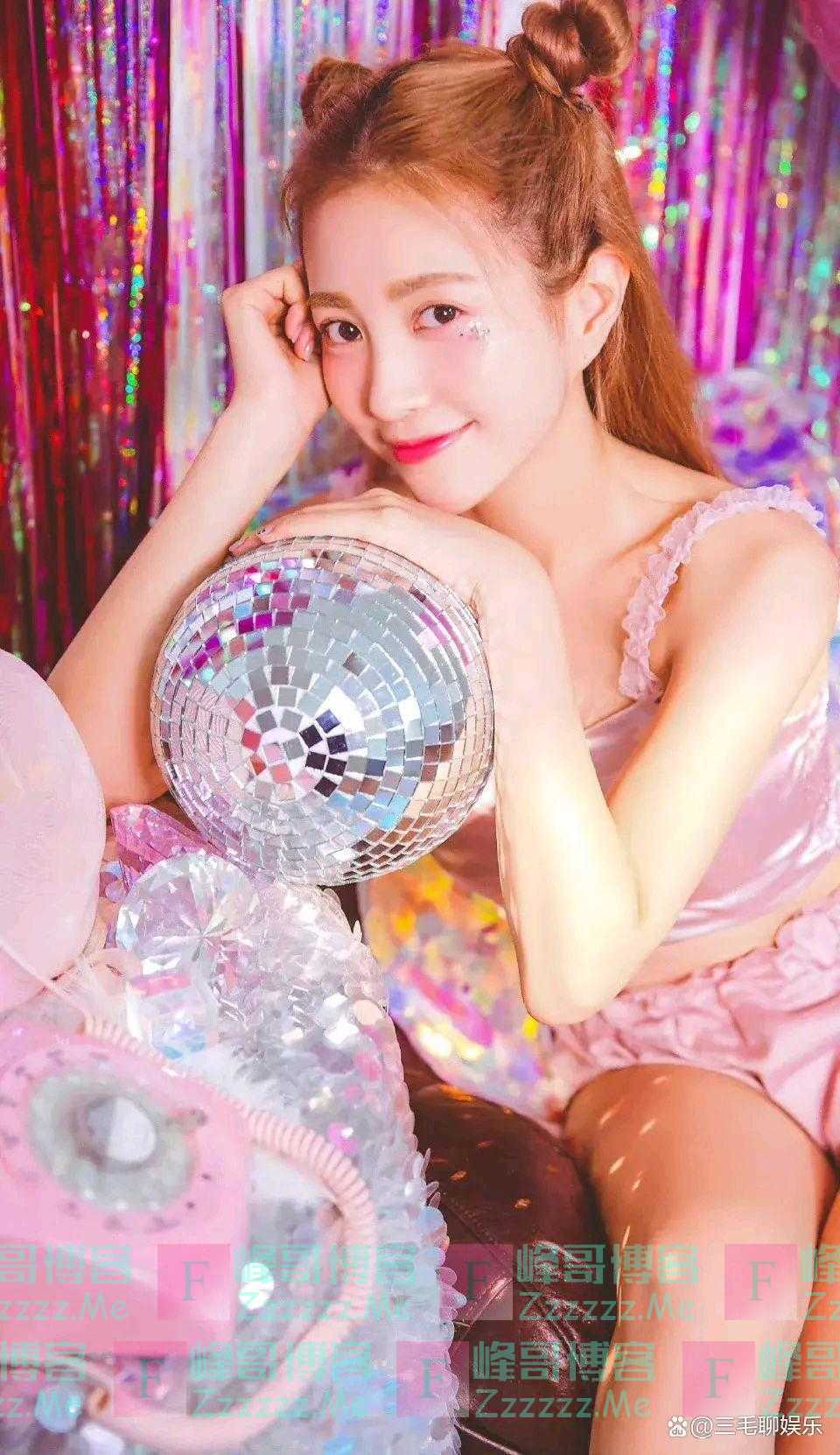 包文婧身穿粉嫩吊带背心，搭配超短裙真性感