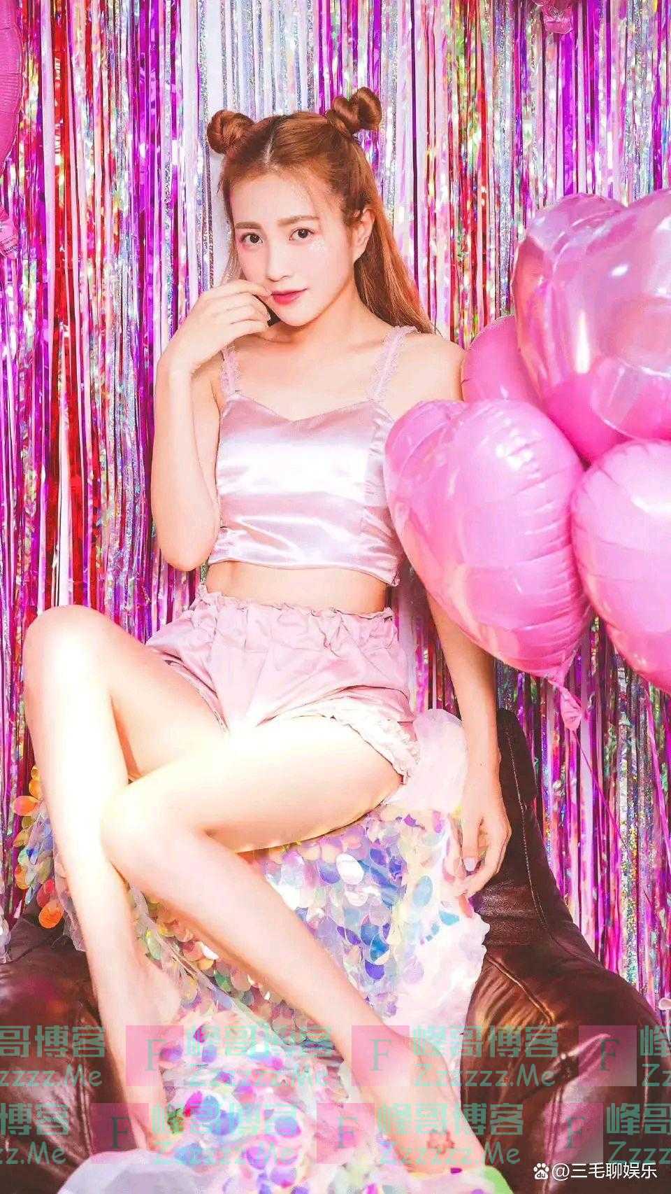 包文婧身穿粉嫩吊带背心，搭配超短裙真性感