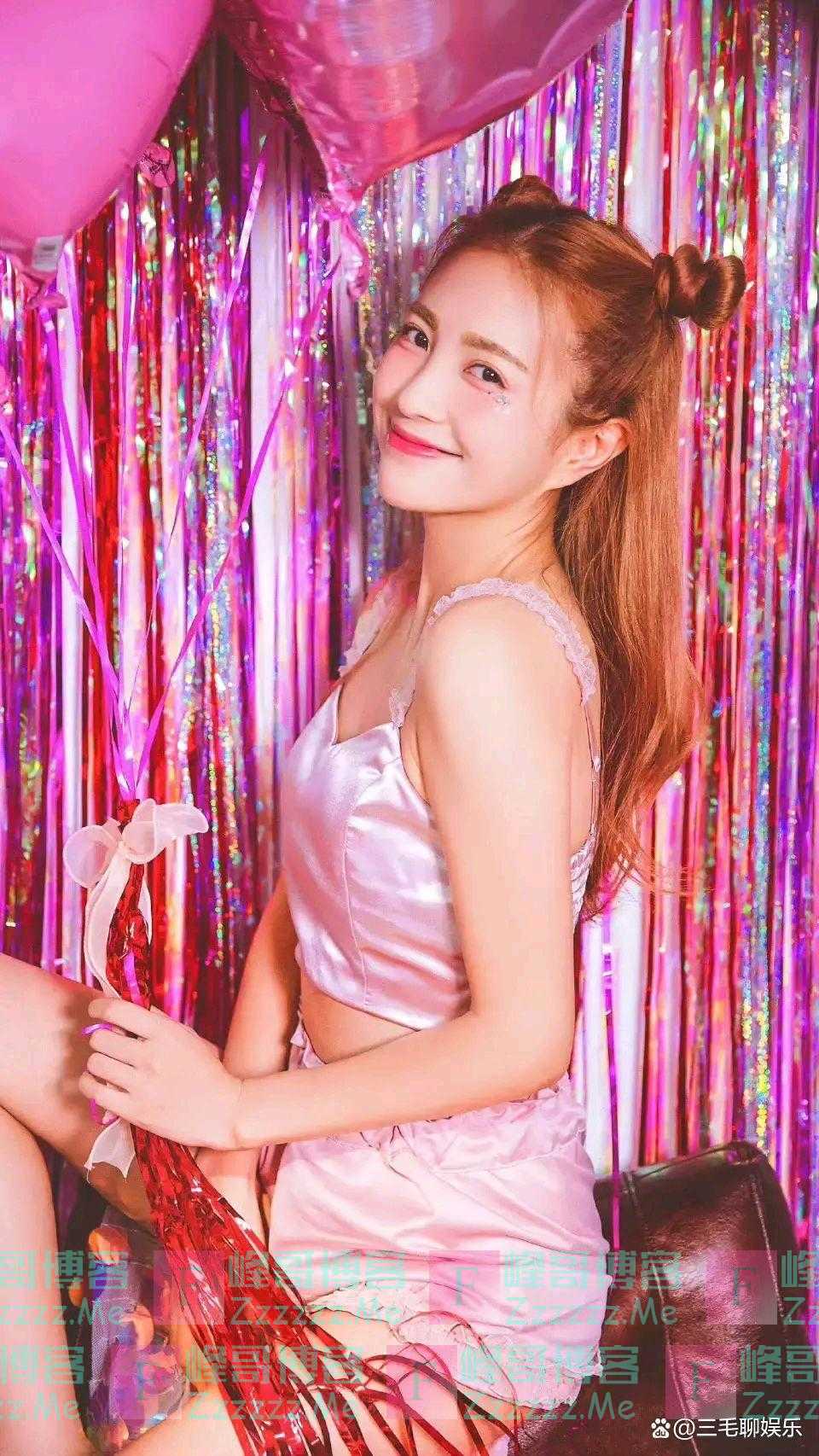 包文婧身穿粉嫩吊带背心，搭配超短裙真性感