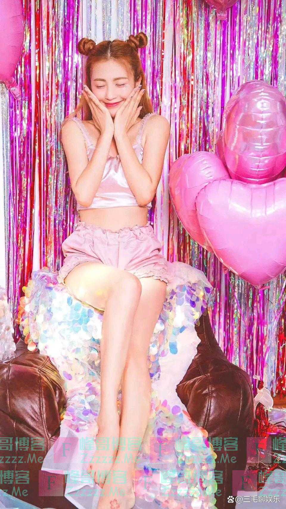 包文婧身穿粉嫩吊带背心，搭配超短裙真性感