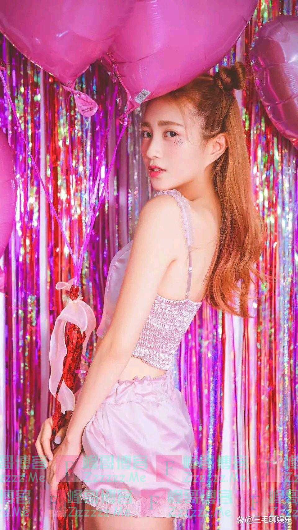 包文婧身穿粉嫩吊带背心，搭配超短裙真性感