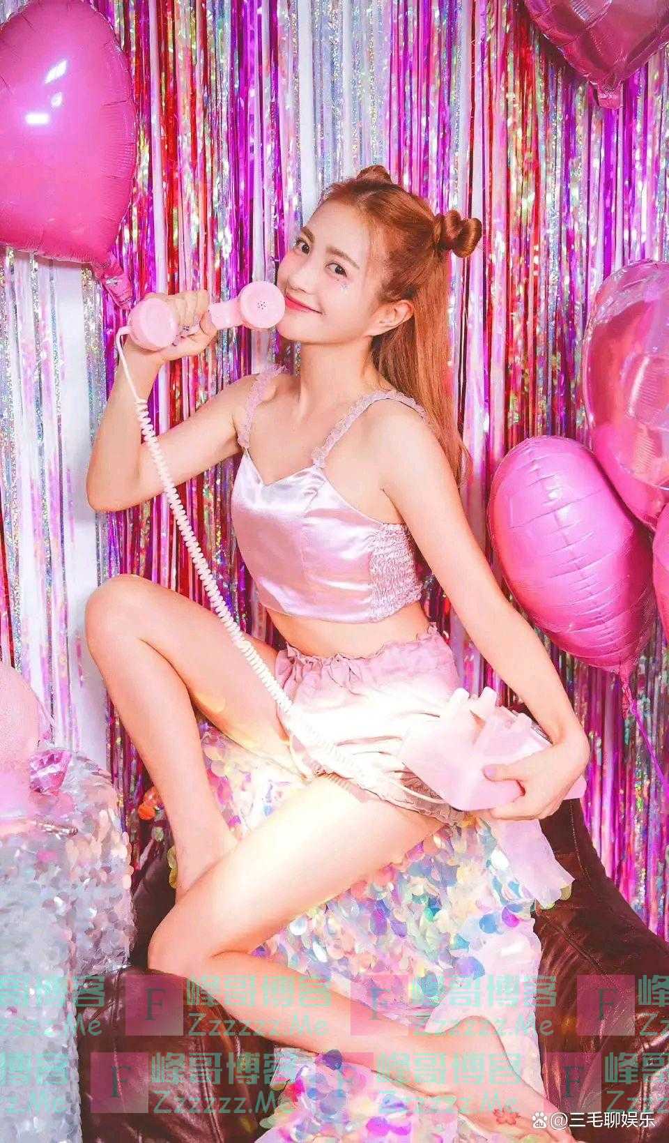 包文婧身穿粉嫩吊带背心，搭配超短裙真性感