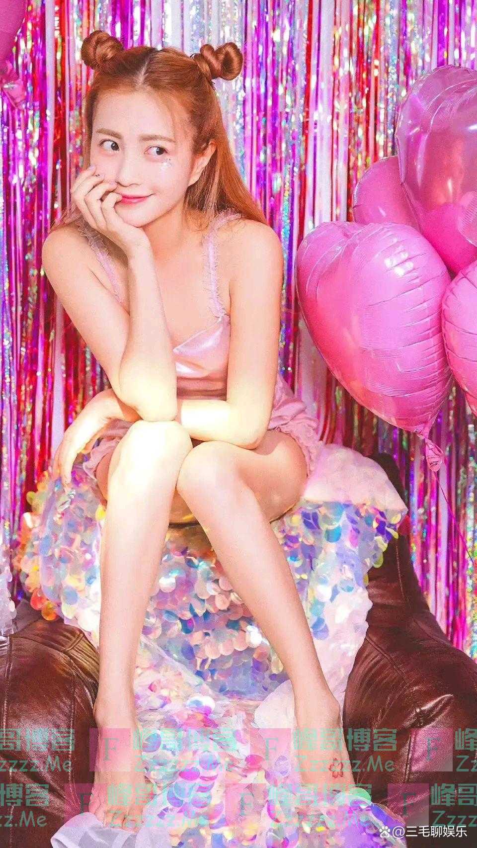 包文婧身穿粉嫩吊带背心，搭配超短裙真性感