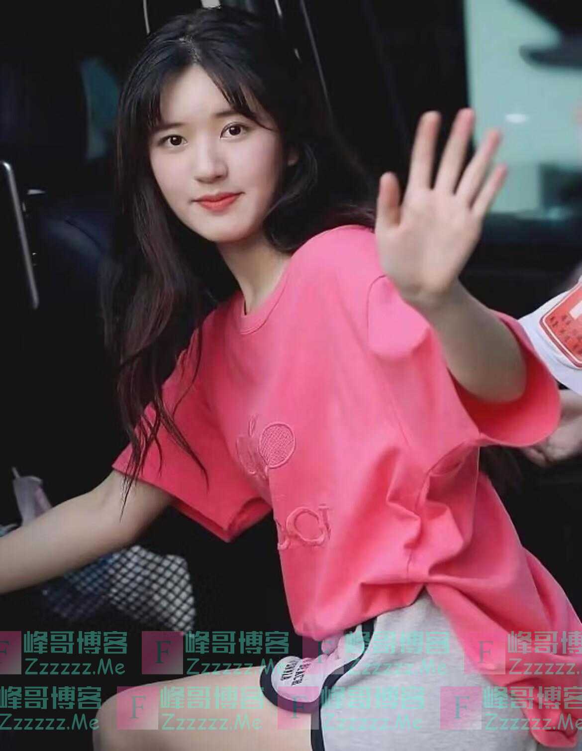 别再说赵露思“胖”了！看到她的下班生图，这也太瘦了