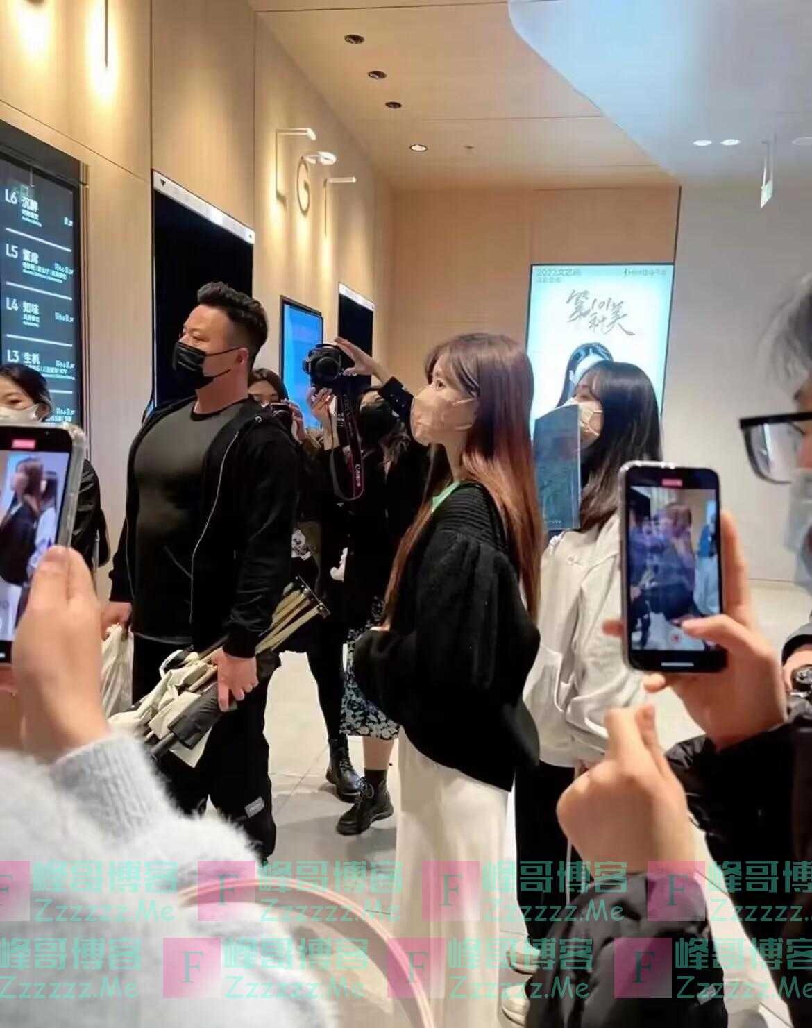 别再说赵露思“胖”了!看到她的下班生图,这也太瘦了