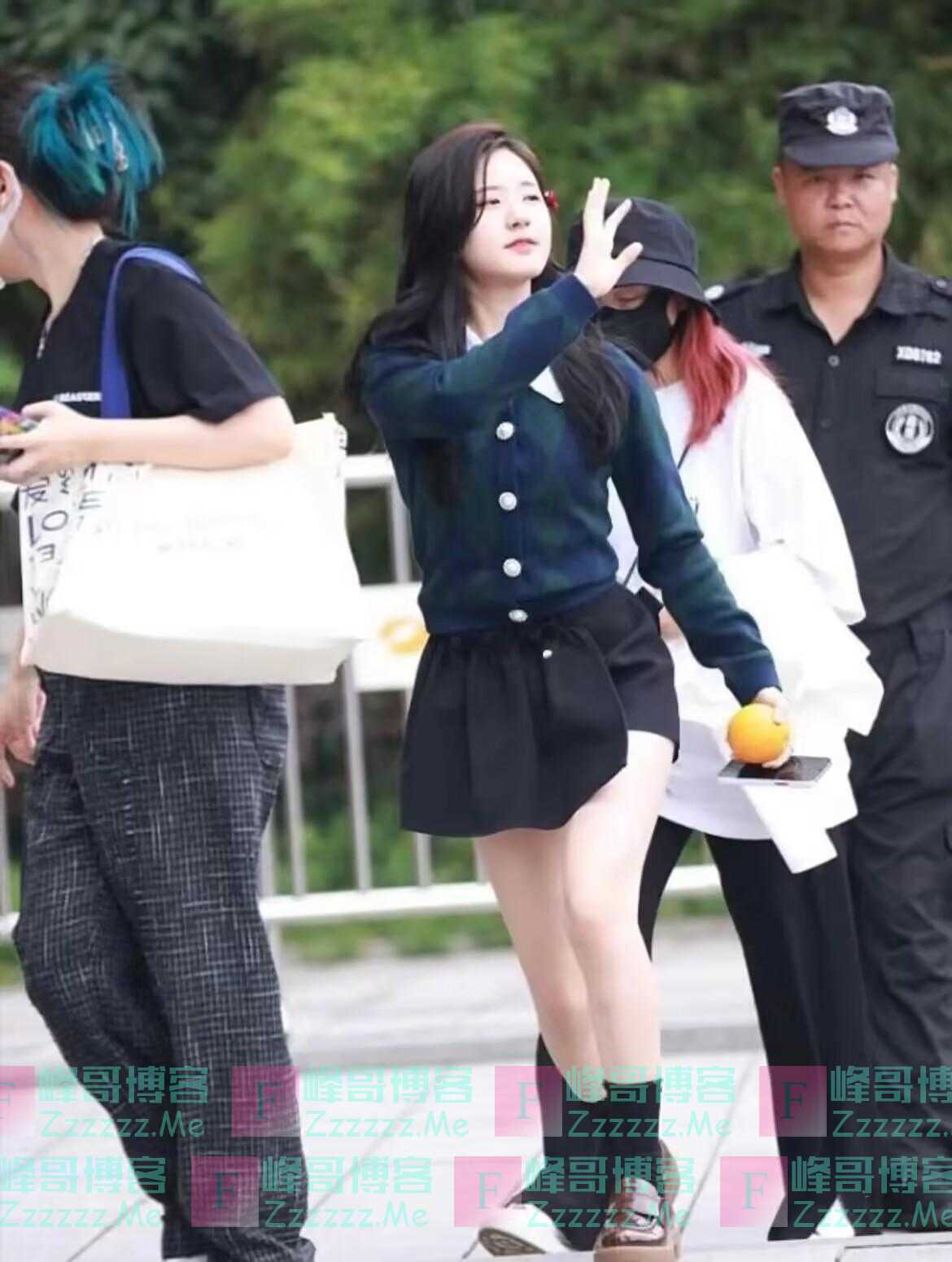 别再说赵露思“胖”了!看到她的下班生图,这也太瘦了