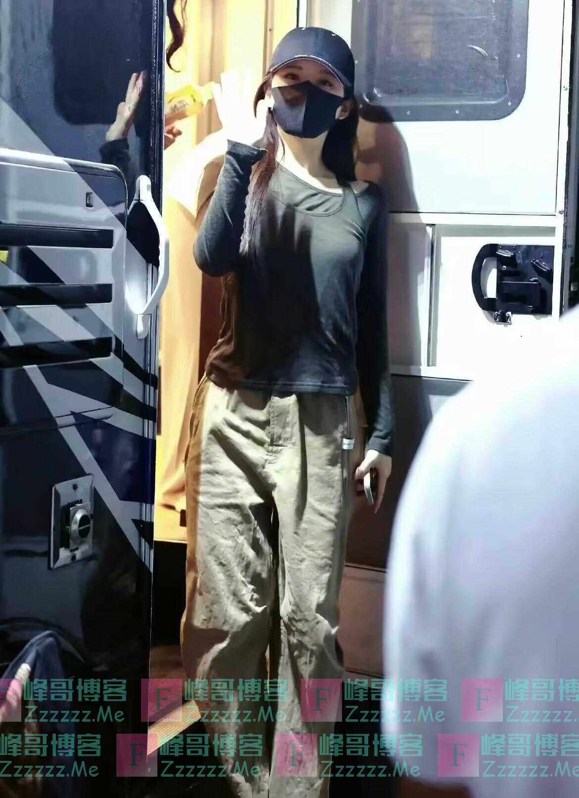 别再说赵露思“胖”了!看到她的下班生图,这也太瘦了