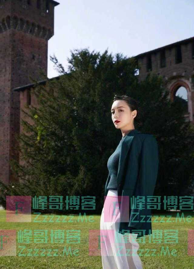 许久未露面的张静初好飒，绿西装配拖地长裤气场十足，发型显油腻