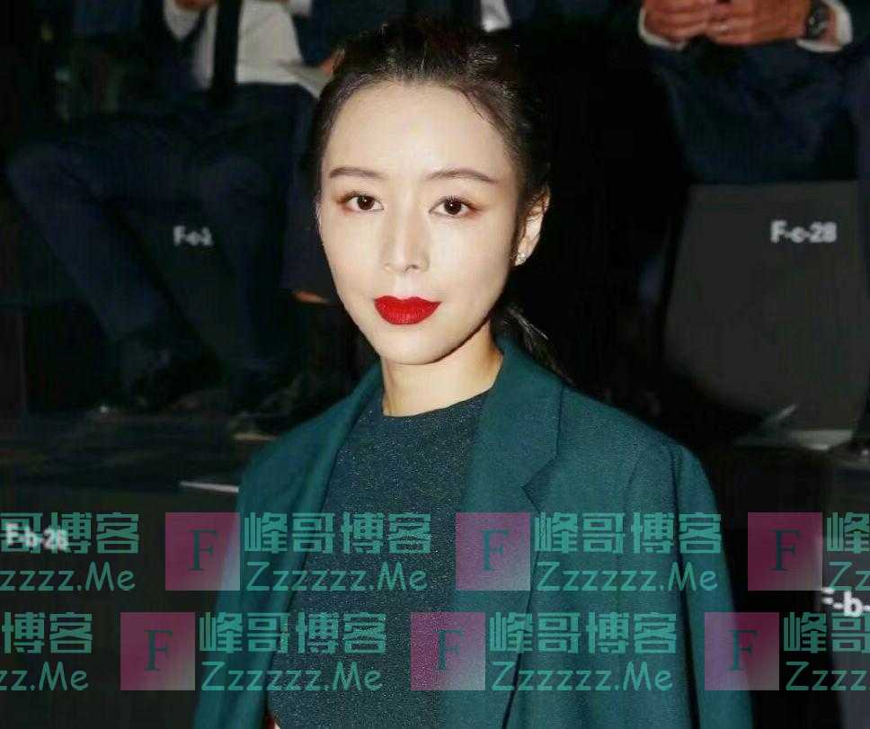 许久未露面的张静初好飒，绿西装配拖地长裤气场十足，发型显油腻