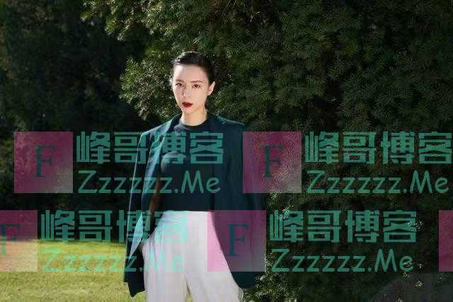许久未露面的张静初好飒，绿西装配拖地长裤气场十足，发型显油腻