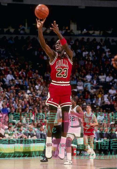 迈克尔·乔丹会“飞”的秘密是什么？让我们与飞人一起飞翔