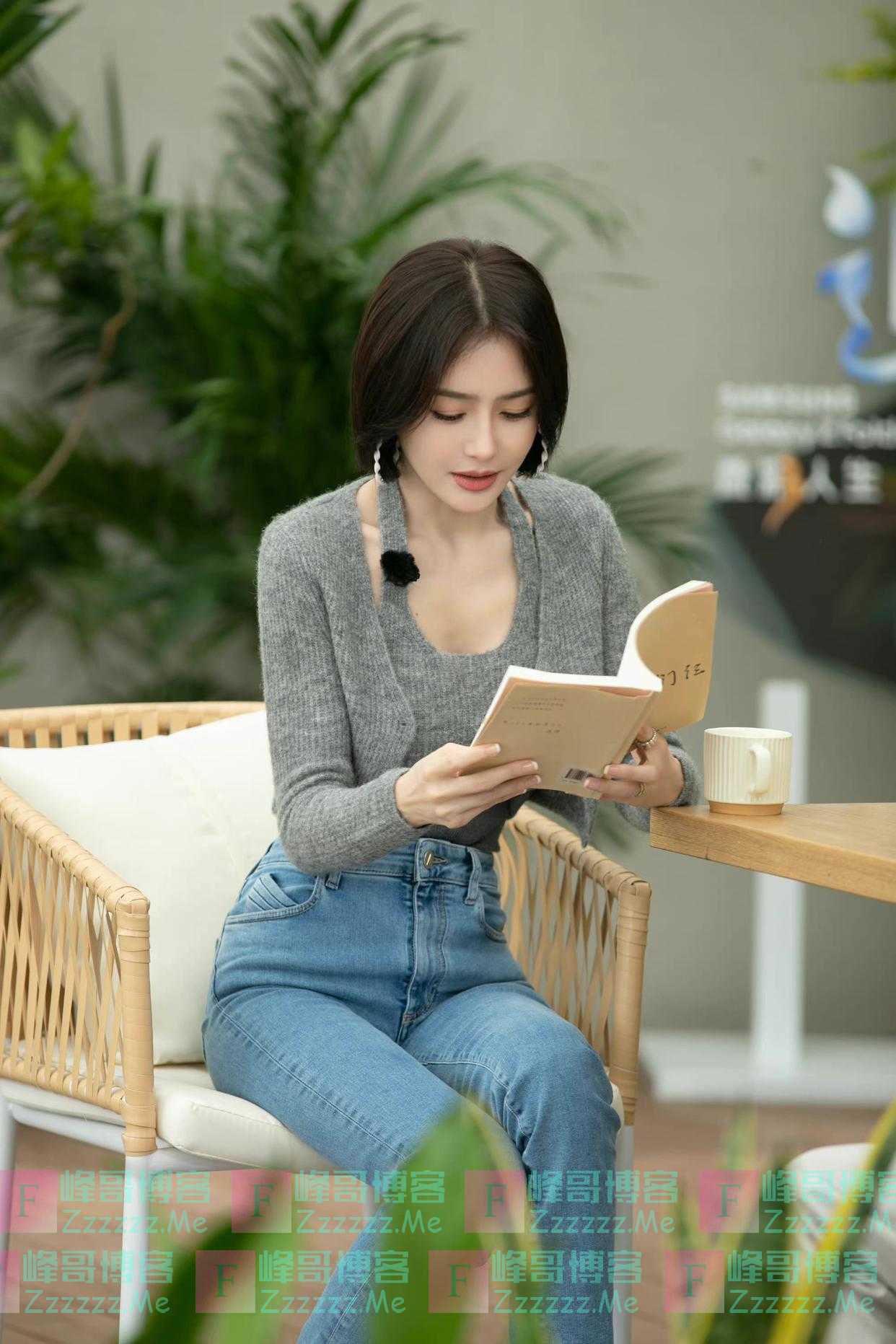 秦岚越来越“少女”了，针织衫配牛仔裤减龄时髦，美出新高度！