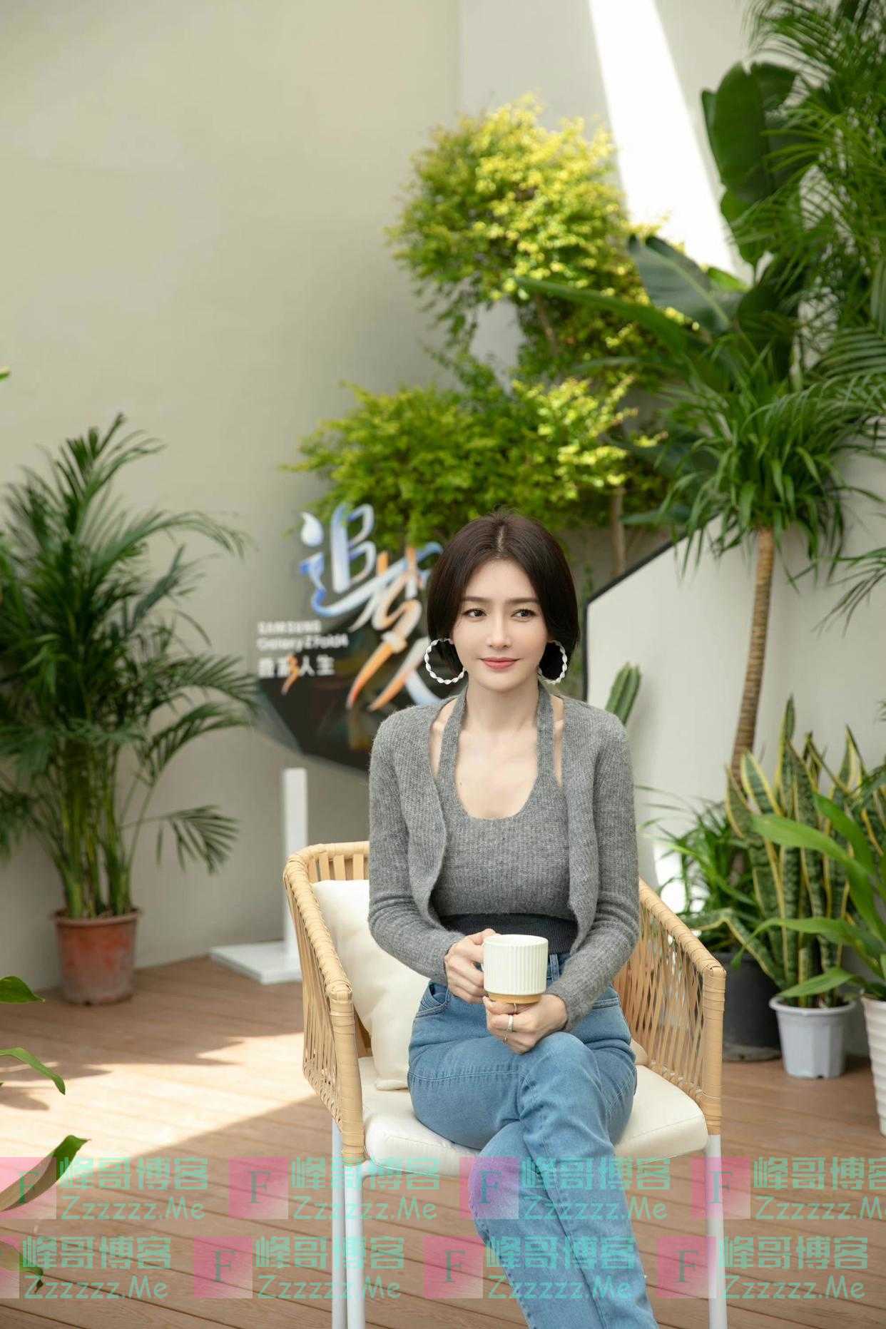 秦岚越来越“少女”了，针织衫配牛仔裤减龄时髦，美出新高度！