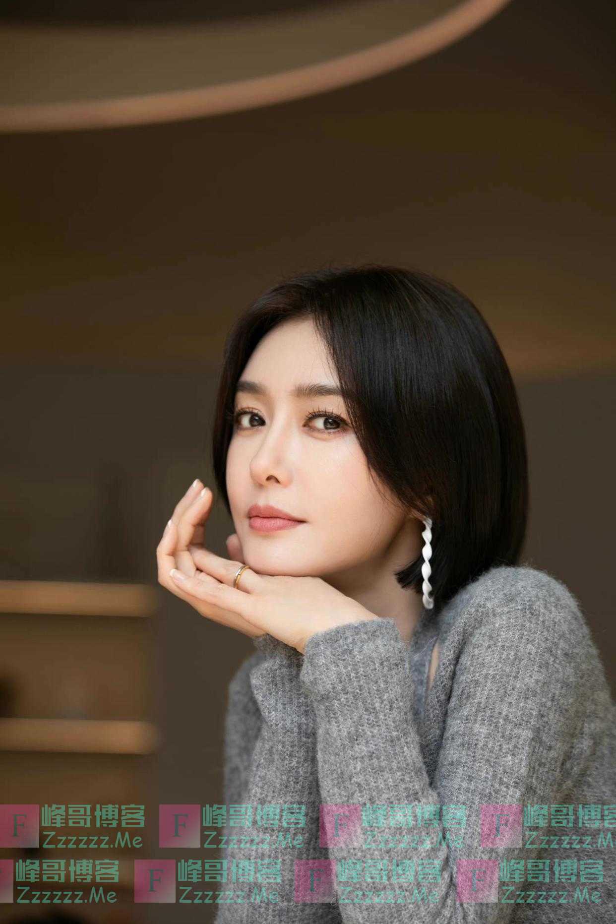 秦岚越来越“少女”了，针织衫配牛仔裤减龄时髦，美出新高度！