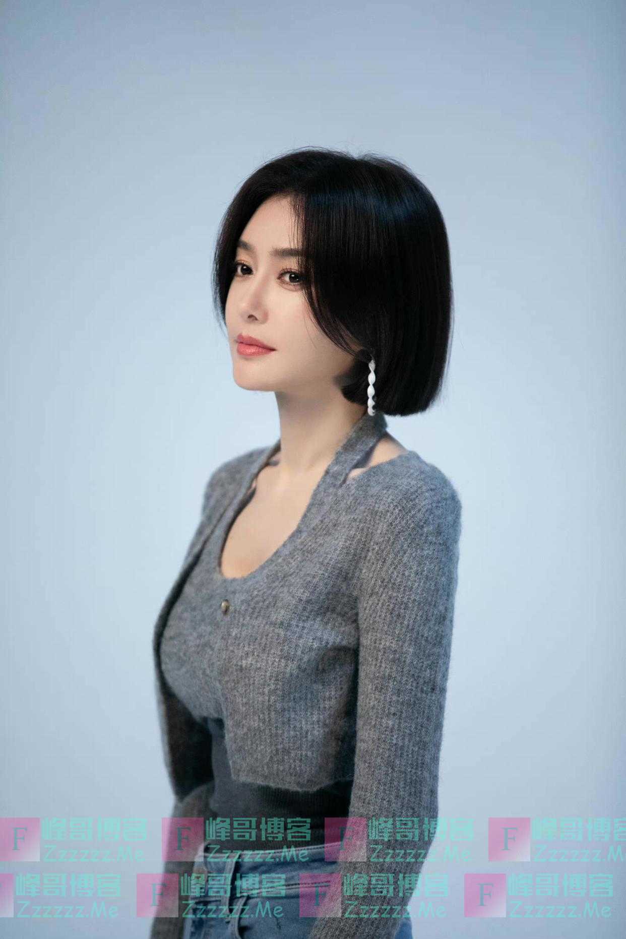 秦岚越来越“少女”了，针织衫配牛仔裤减龄时髦，美出新高度！