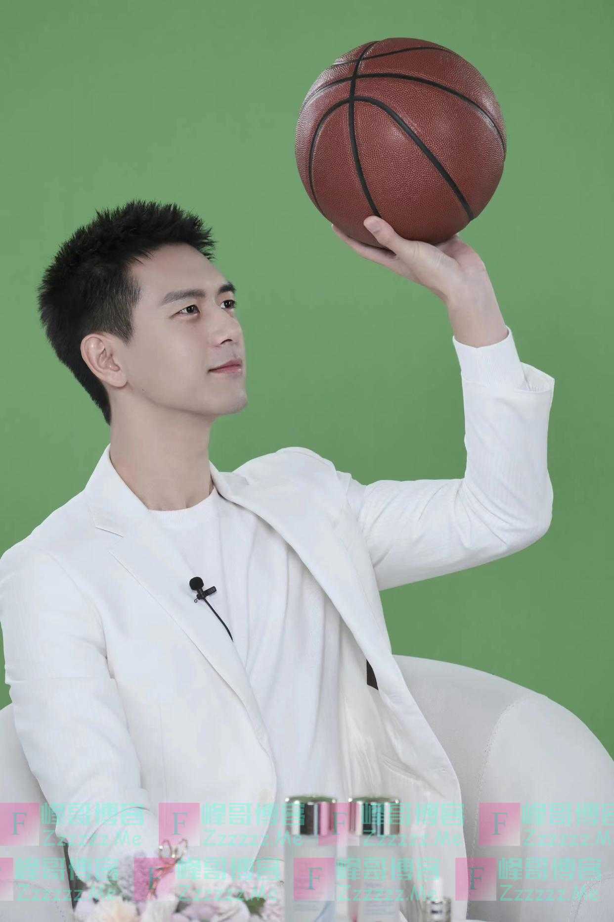 李现头发剪短了，超短发搭配一身白色西装，清爽又帅气！