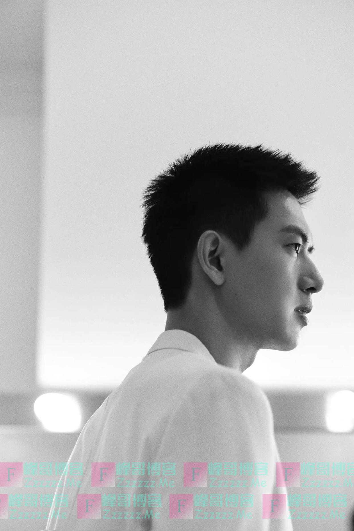 李现头发剪短了,超短发搭配一身白色西装,清爽又帅气!