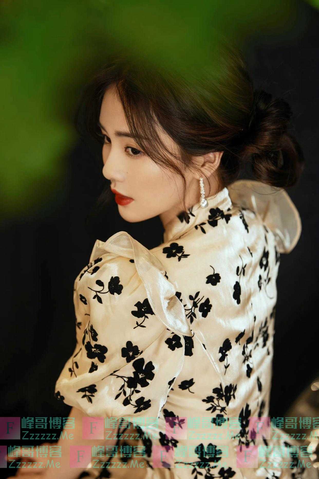 白鹿的旗袍造型太圈粉了，有女人味又不落俗，美出新高度！