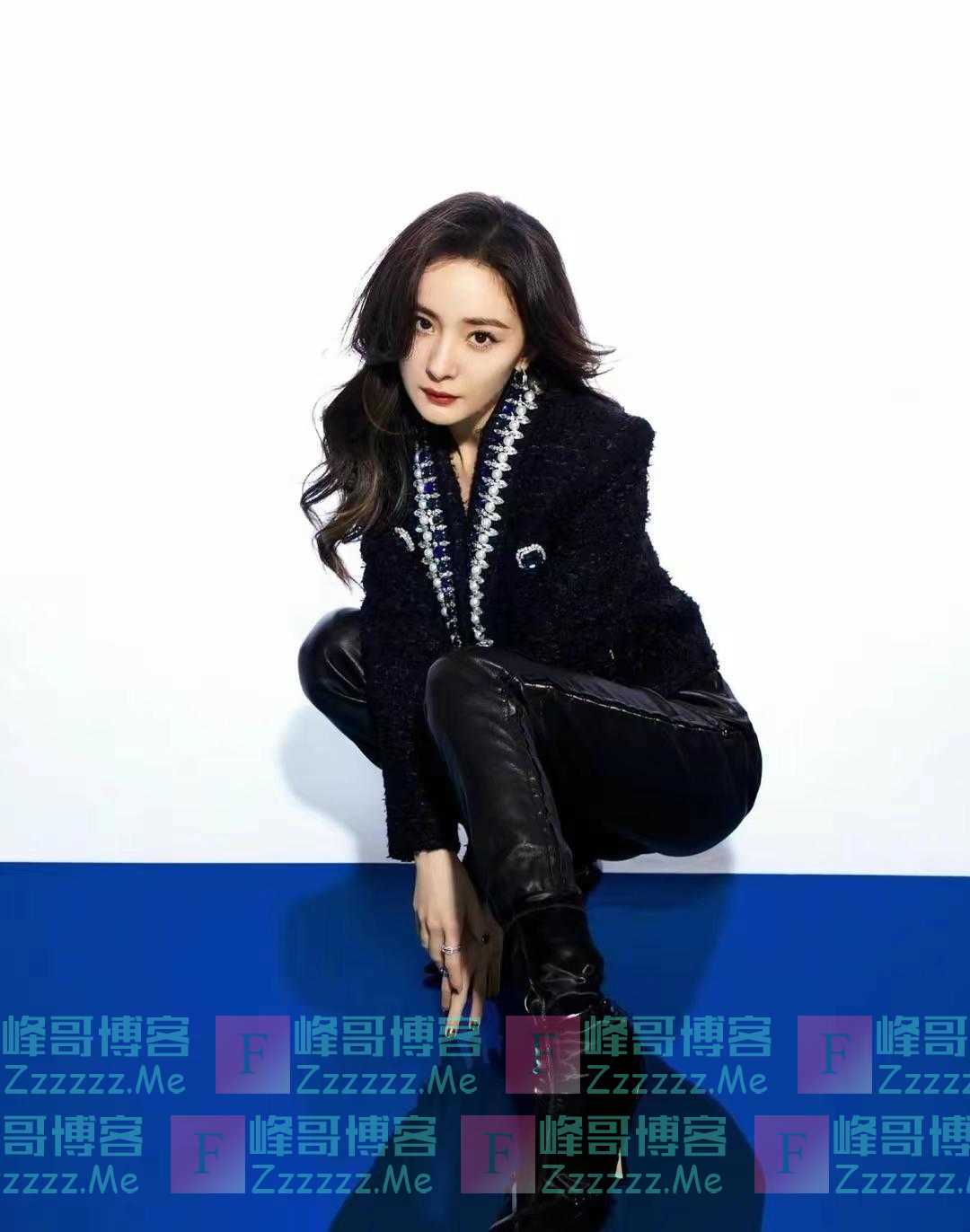 杨幂新时尚写真，黑色小香风外套搭配朋克皮裤，玩转甜飒风
