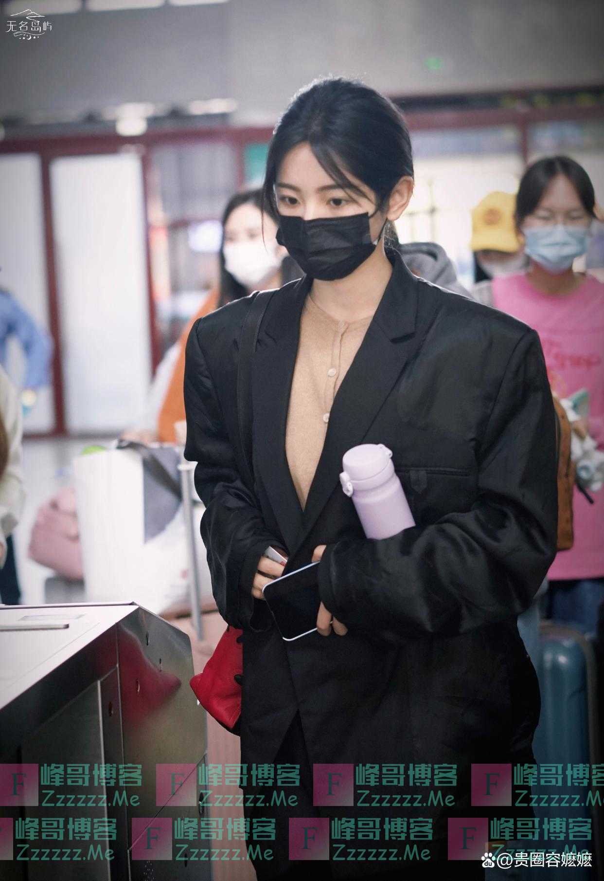 杨超越气质太出挑，穿宽松西装尽显娇小模样，私下里好会打扮