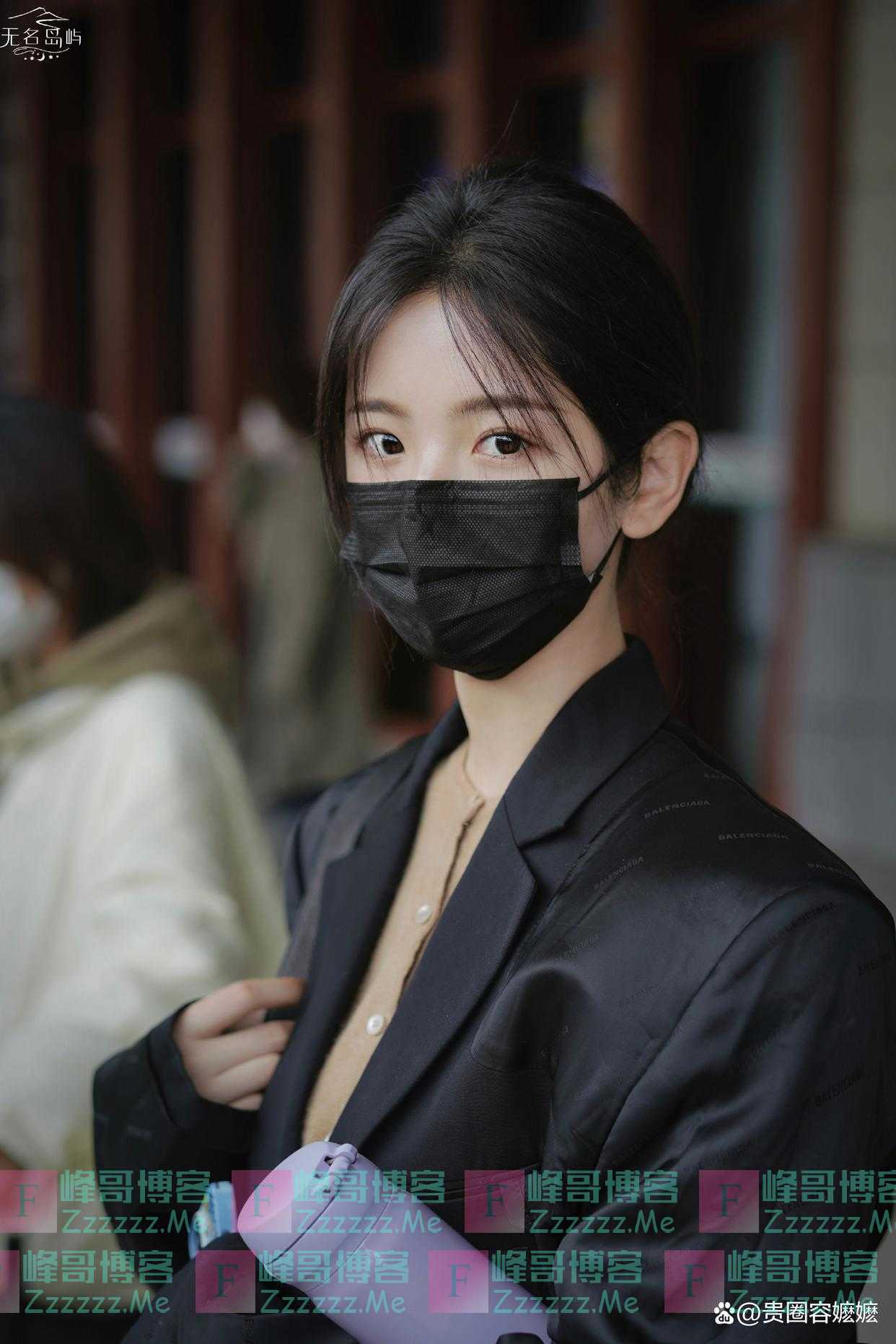 杨超越气质太出挑，穿宽松西装尽显娇小模样，私下里好会打扮