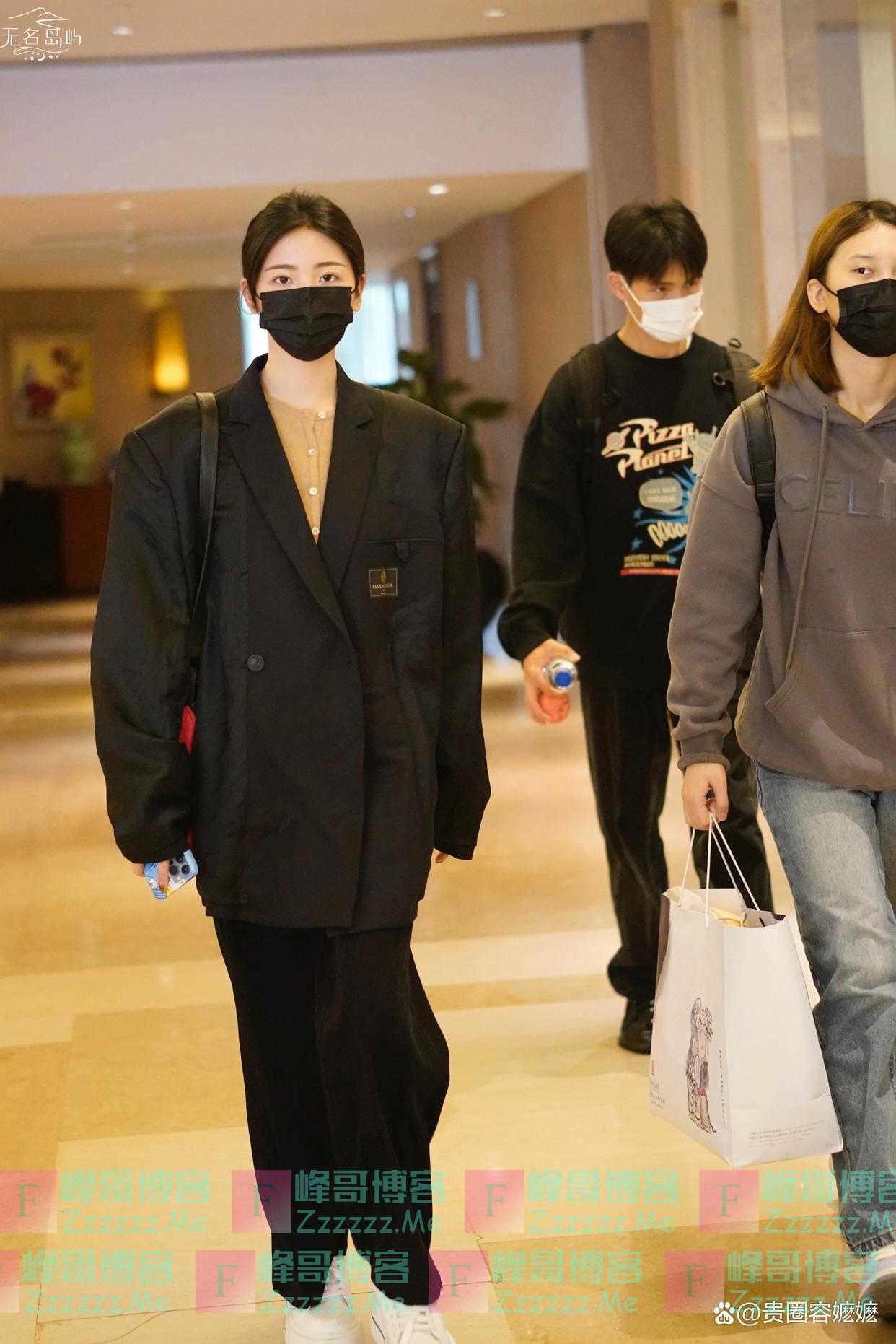 杨超越气质太出挑，穿宽松西装尽显娇小模样，私下里好会打扮