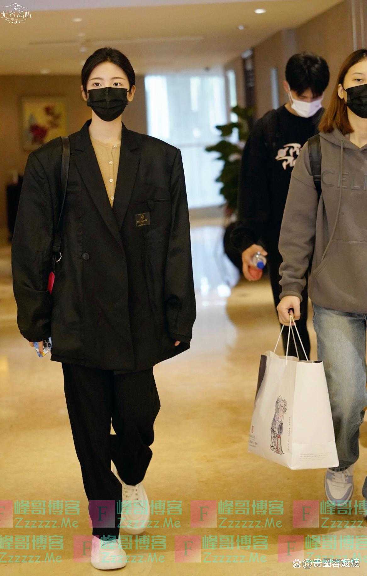 杨超越气质太出挑，穿宽松西装尽显娇小模样，私下里好会打扮