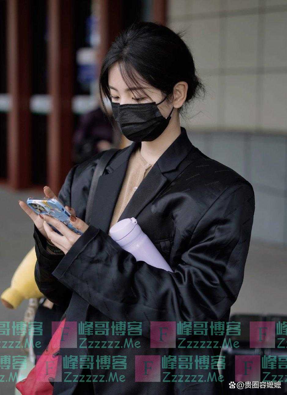 杨超越气质太出挑，穿宽松西装尽显娇小模样，私下里好会打扮