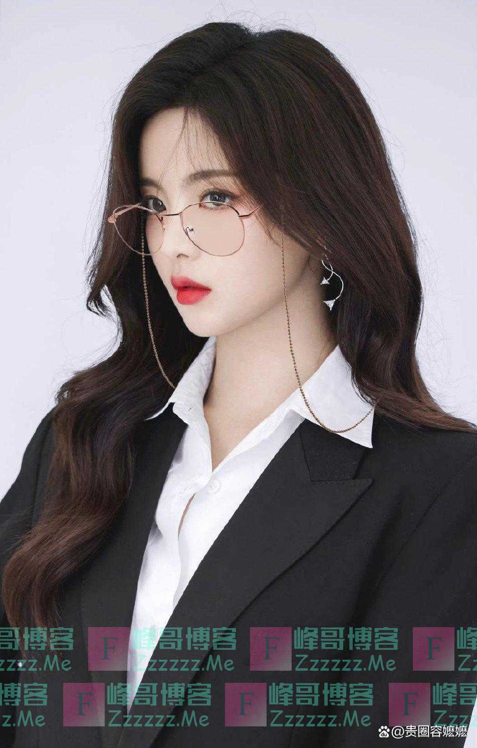 杨超越气质太出挑，穿宽松西装尽显娇小模样，私下里好会打扮