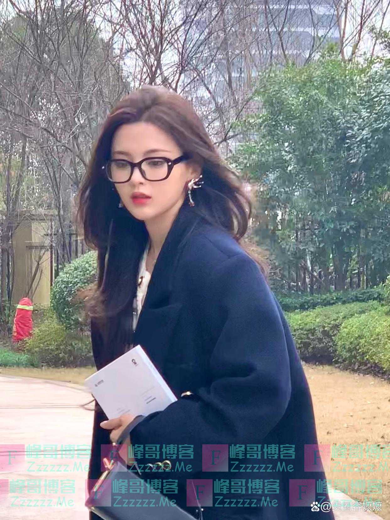 杨超越气质太出挑，穿宽松西装尽显娇小模样，私下里好会打扮