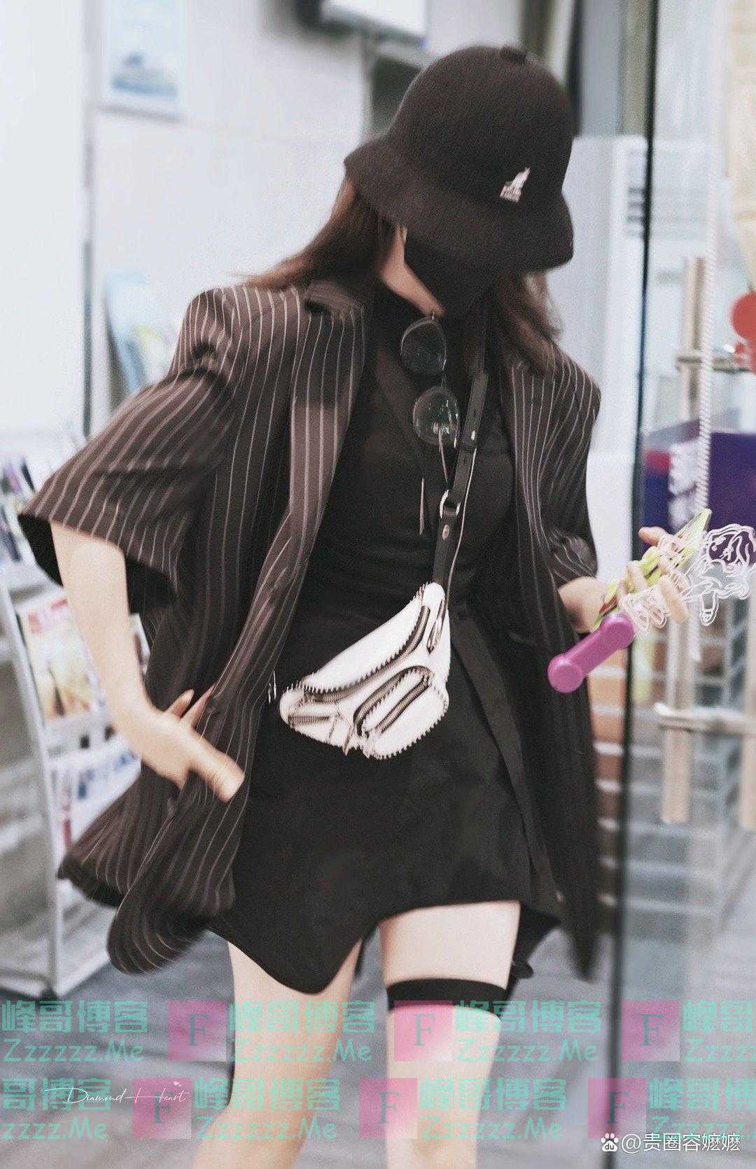 杨超越气质太出挑，穿宽松西装尽显娇小模样，私下里好会打扮