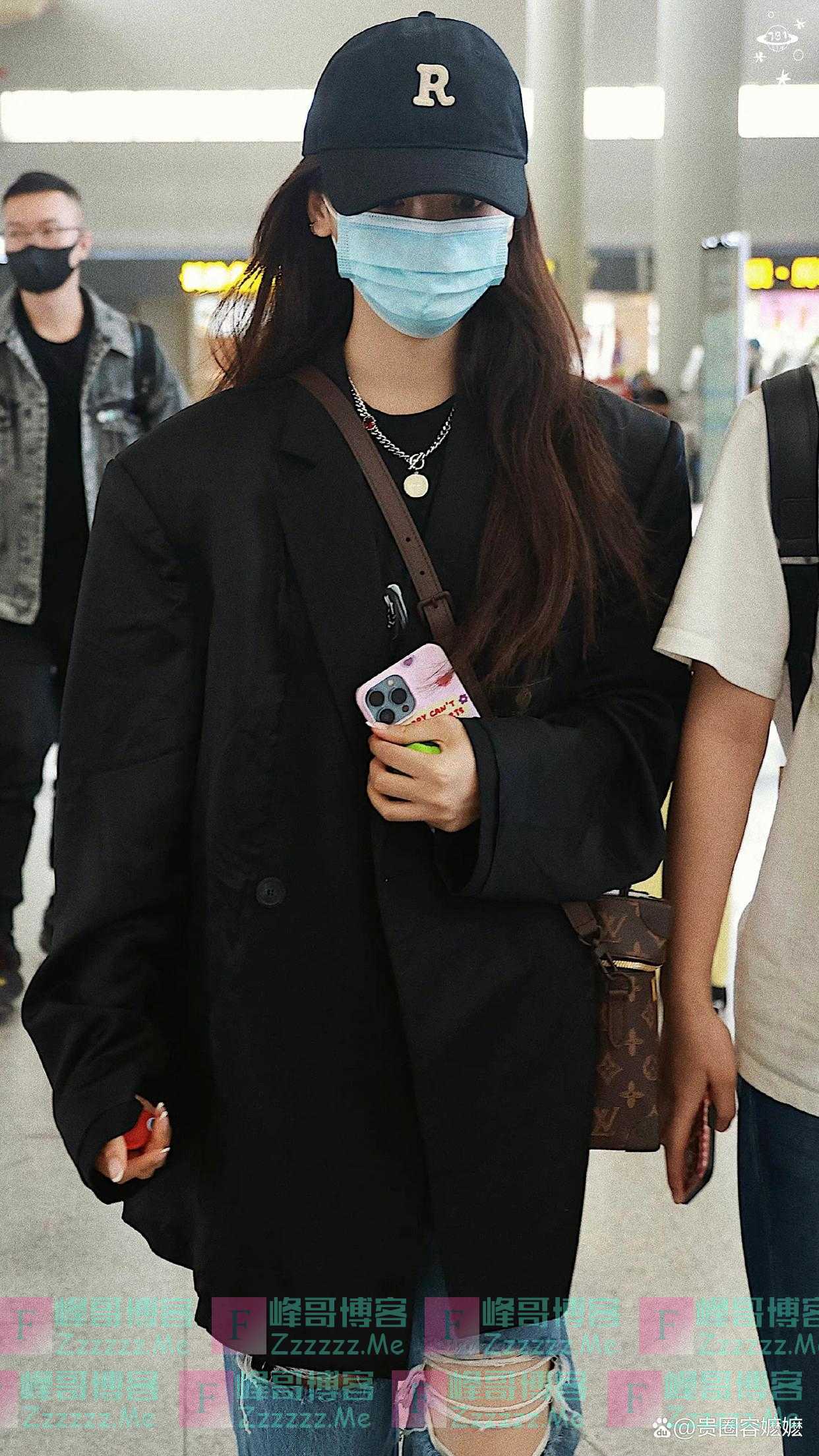 杨超越气质太出挑，穿宽松西装尽显娇小模样，私下里好会打扮